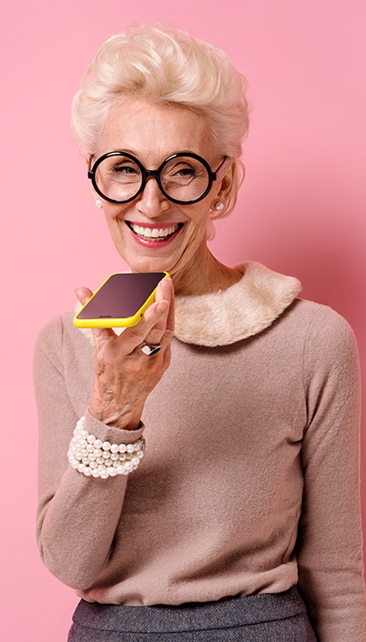 Ältere Frau mit Handy