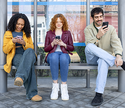 Menschen am Handy in Bushaltestelle